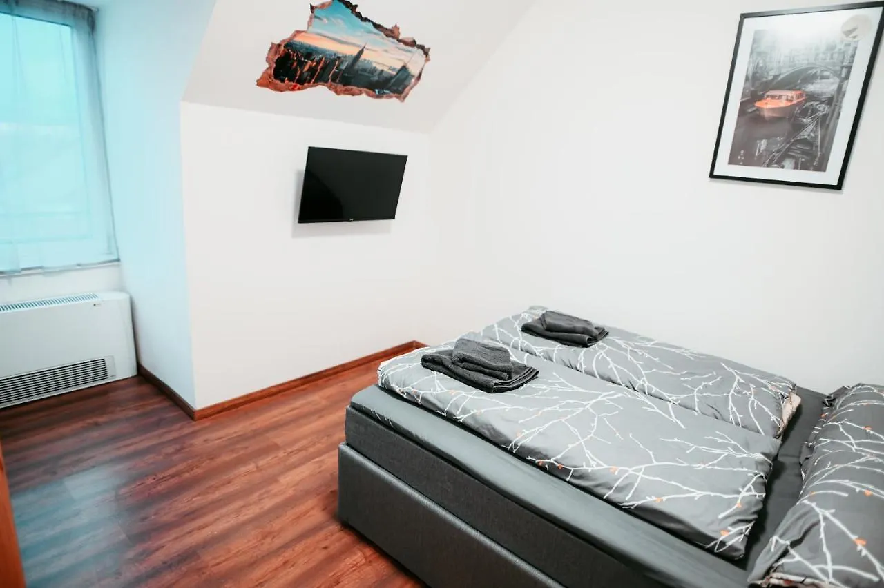 Vienna Shopping Center 12 Apartment 0*,
